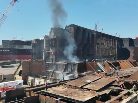 Izmir aliagada yakit tankeri yanginina hizli mudahale uIWEVB4R