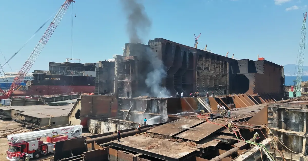 Izmir aliagada yakit tankeri yanginina hizli mudahale uIWEVB4R
